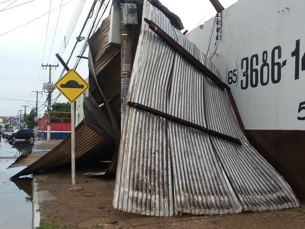 Temporal derruba árvores, poste e destelha posto em VG; veja