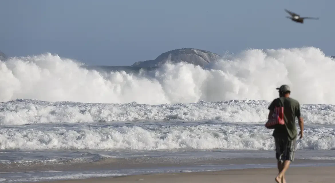 Especialistas alertam para riscos ambientais de intervenções em praias