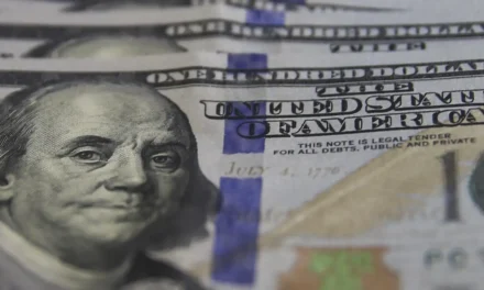 Dólar termina o dia estável após decisão de liberar estoques de petróleo