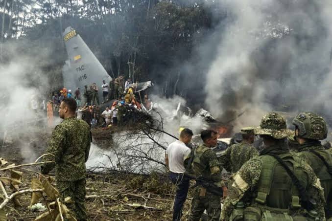 Chega a 66 número de mortos em queda de avião militar na Colômbia