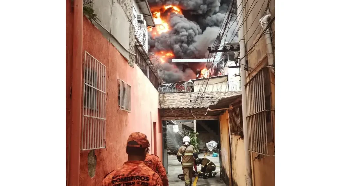 Incêndio de grandes proporções atinge galpão no Rio