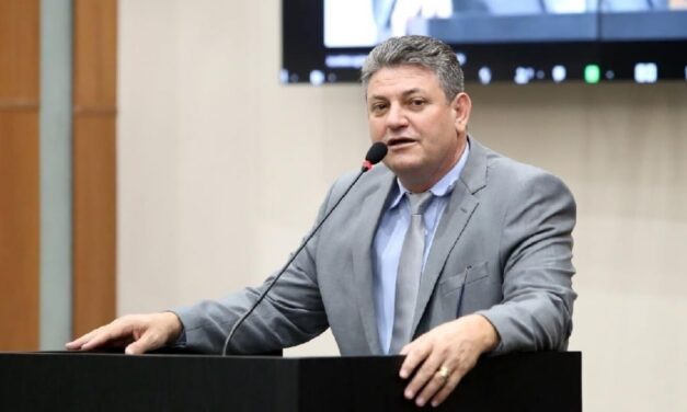 Microfone aberto, sem perceber, deputado Moretto revela que faturou licitação do hospital