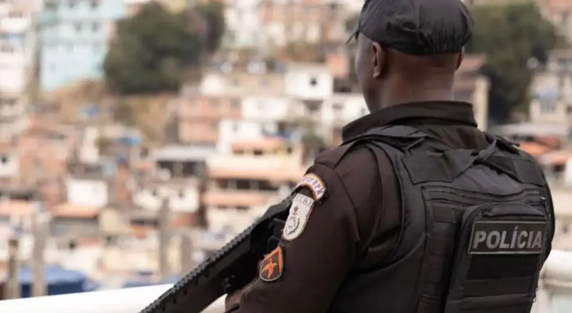 Ônibus é queimado em reação à operação policial no Morro dos Prazeres