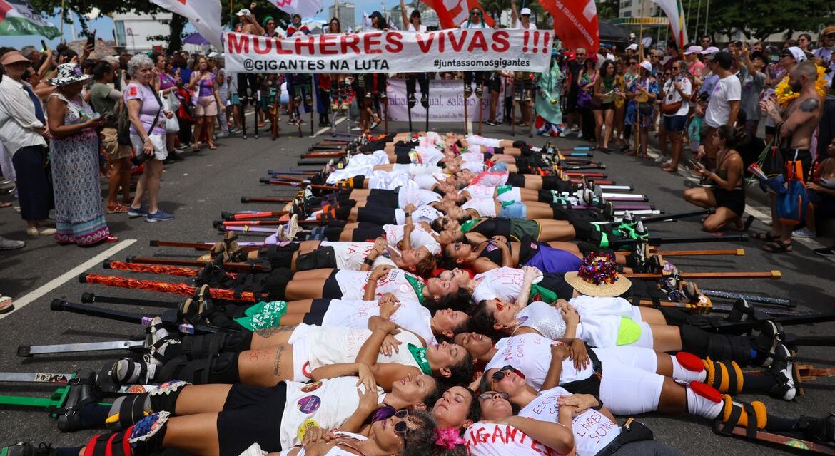 Mulheres se reúnem em Copacabana contra a violência e o feminicídio