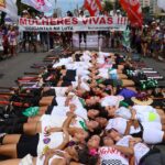 Mulheres se reúnem em Copacabana contra a violência e o feminicídio