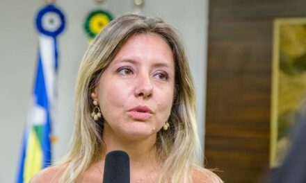 Flávia Moretti diz meus seguranças me proteja.