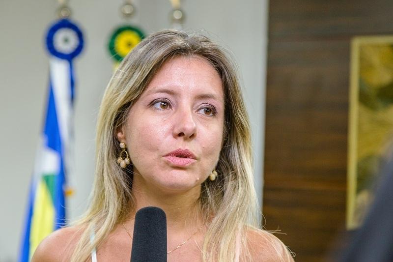 Flávia minimiza saída de vice: “Não ajudou em nada “