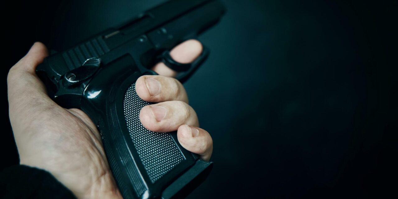 Pai atira na filha de 14 anos durante manutenção de arma em MT