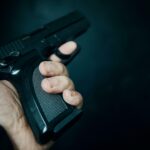 Pai atira na filha de 14 anos durante manutenção de arma em MT