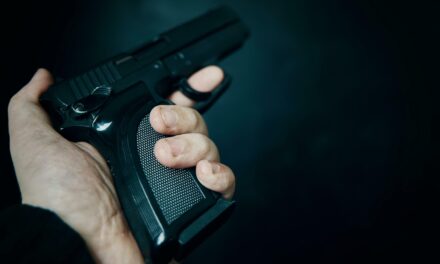 Pai atira na filha de 14 anos durante manutenção de arma em MT