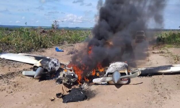 Avião explode após queda em estrada rural de MT