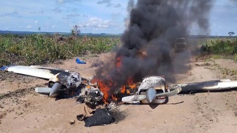 Avião explode após queda em estrada rural de MT