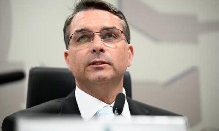 Moraes manda investigar Flávio Bolsonaro por calúnia contra Lula