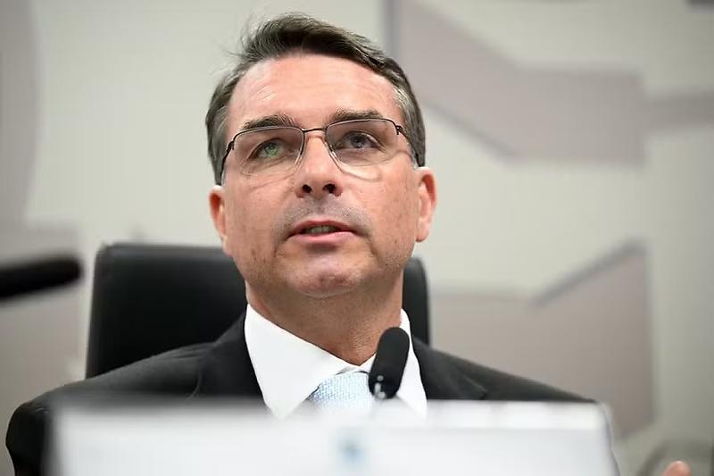 Moraes manda investigar Flávio Bolsonaro por calúnia contra Lula
