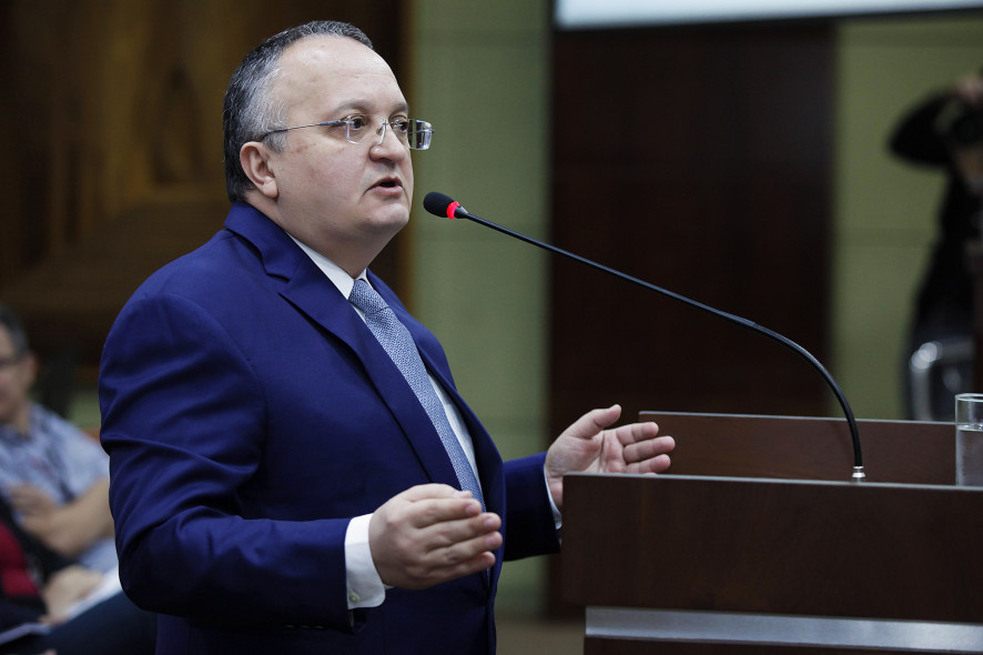 Condenado, Taques não paga dívida e é acionado por empresa