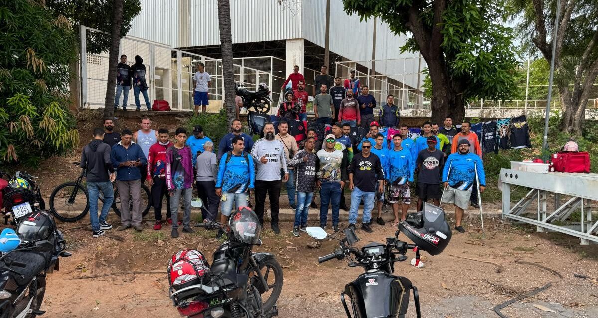 Entregadores de apps protestam contra regulamentação em Cuiabá