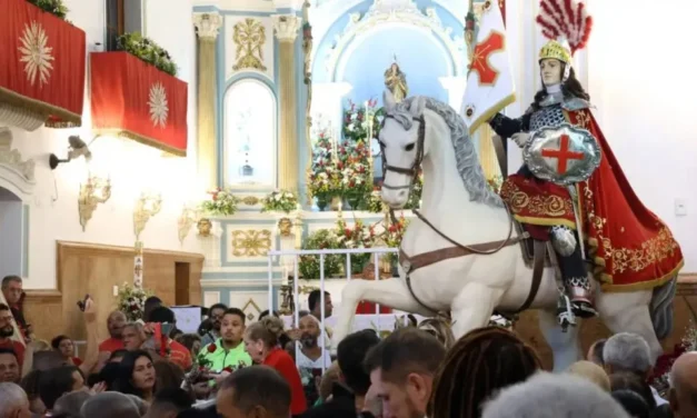 Fiéis se concentram no centro do Rio para celebrar dia de São Jorge