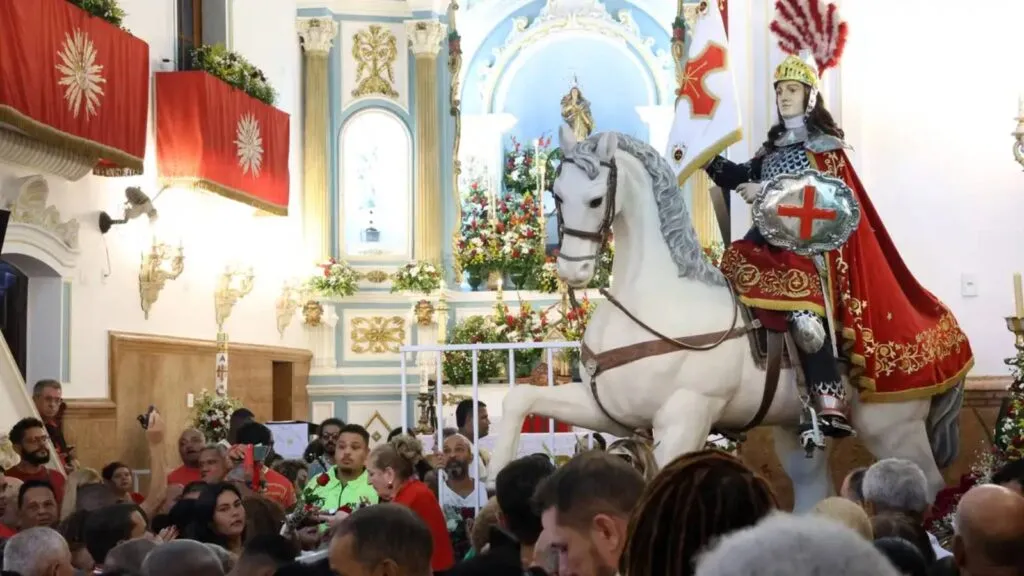 Fiéis se concentram no centro do Rio para celebrar dia de São Jorge