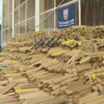 PM apreende três toneladas de drogas, fuzis e pistolas na Maré