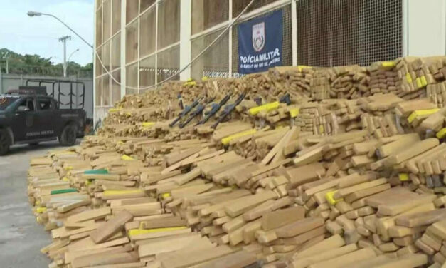 PM apreende três toneladas de drogas, fuzis e pistolas na Maré