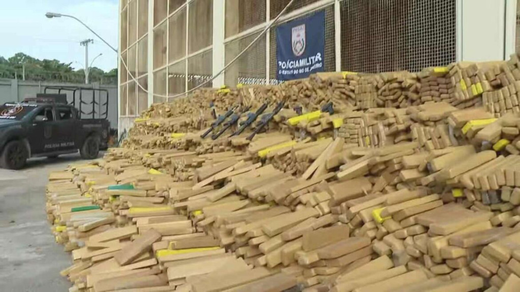 PM apreende três toneladas de drogas, fuzis e pistolas na Maré