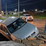 Carro é “engolido” por cratera durante temporal em Primavera do Leste