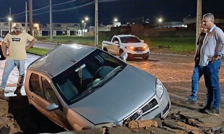 Carro é “engolido” por cratera durante temporal em Primavera do Leste