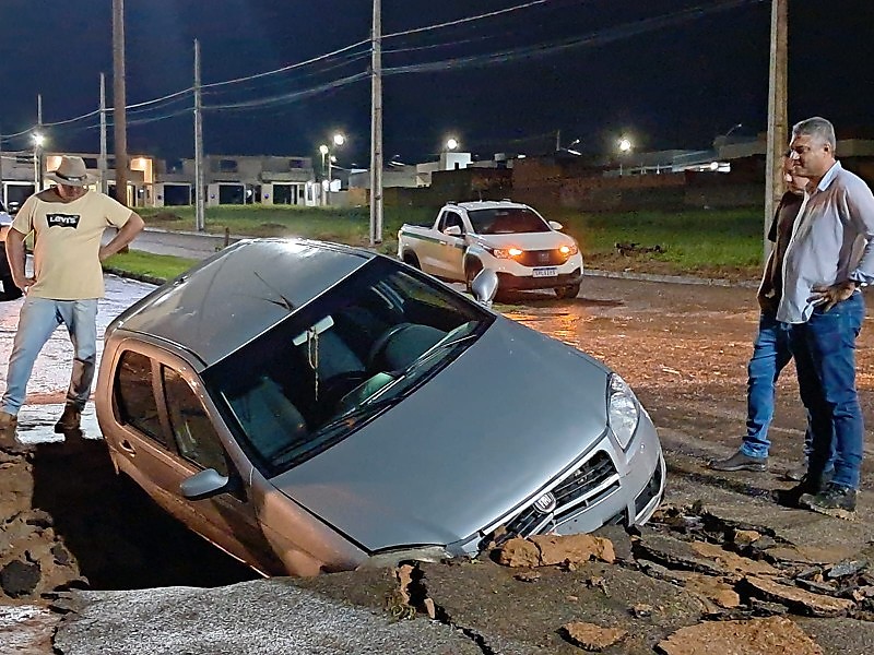 Carro é “engolido” por cratera durante temporal em Primavera do Leste