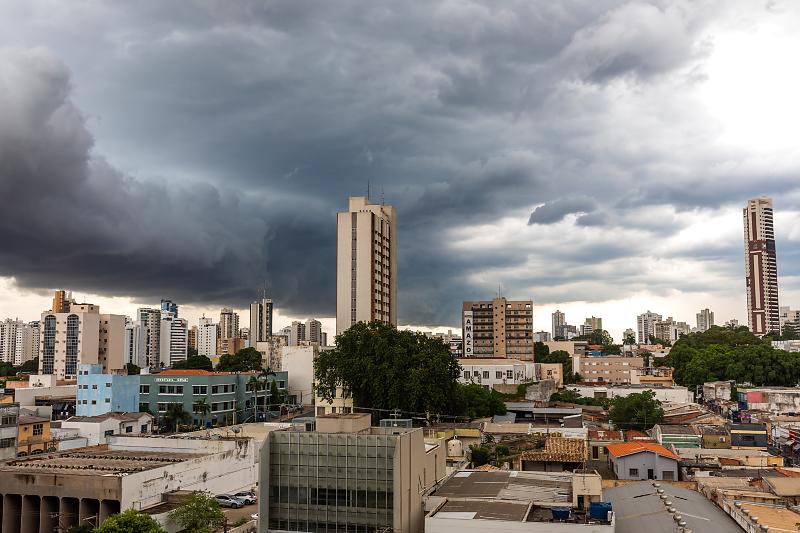 Fim de semana será de tempo abafado com chuva em Cuiabá; Chapada terá ‘alívio’