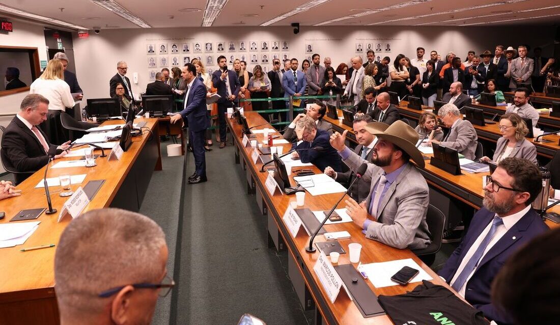 Conselho de Ética suspende três deputados por motim na Câmara