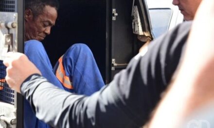 Homem mata esposa a facadas, procura delegacia e confessa crime