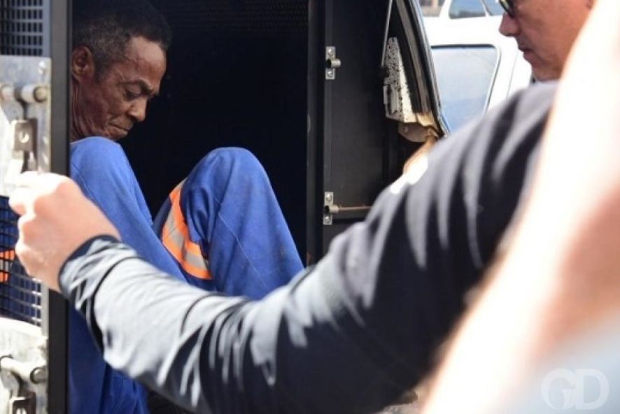 Homem mata esposa a facadas, procura delegacia e confessa crime