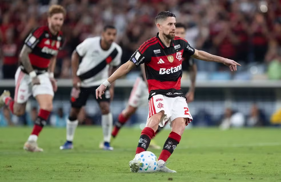 Jorginho sofre fratura em dedo do pé e desfalcará o Flamengo na Libertadores