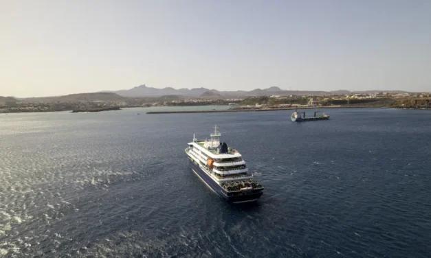 Navio de cruzeiro atingido por hantavírus retira passageiros doentes