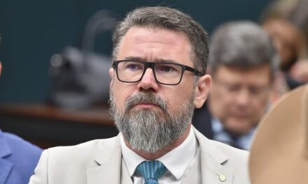 Deputado apresenta PEC para acabar com IPTU e IPVA no Brasil