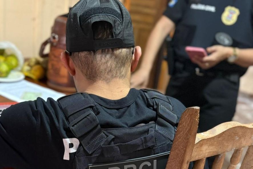 Polícia prende acusado de extorquir influenciadora com “nudes”