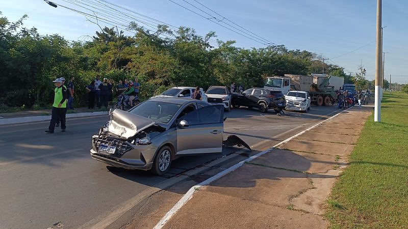 Duas pessoas ficam feridas em acidente envolvendo sete veículos em VG