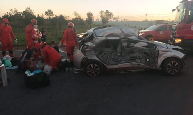 Homem de 56 anos e dois jovens morrem após carro bater em caminhão guincho na MT-010.