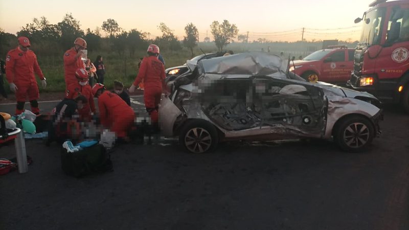 Homem de 56 anos e dois jovens morrem após carro bater em caminhão guincho na MT-010.