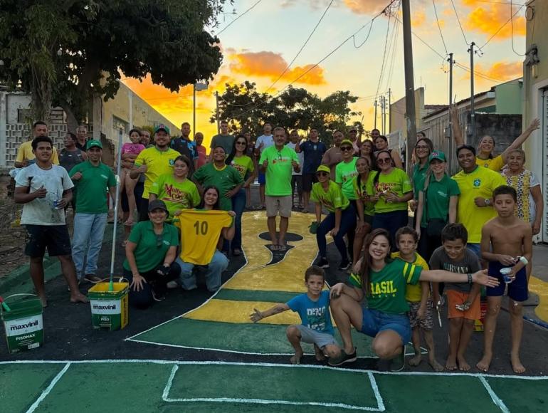 Michelly Alencar participa de ação comunitária para resgatar tradição das ruas decoradas para a Copa do Mundo