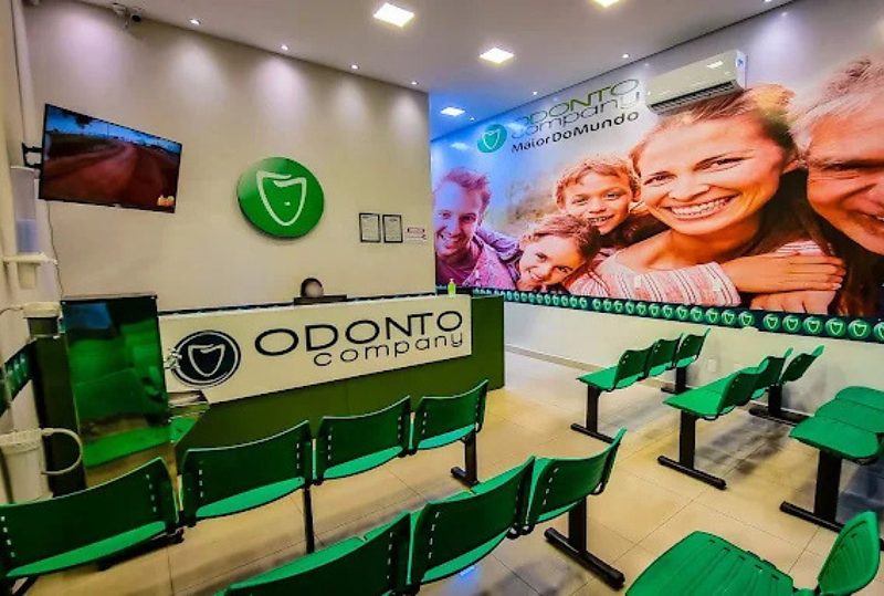 Justiça condena Odonto Company do Tijucal a indenizar paciente em R$ 26 mil após erro em implante dentário