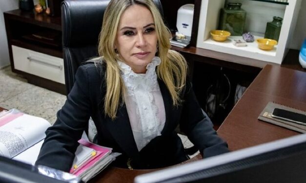 Juíza vê falta de provas e absolve policiais e advogado em caso de propina