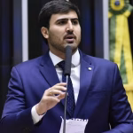 Flávio Dino acompanha Moraes em voto para tornar deputado Emanuelzinho réu por calúnia