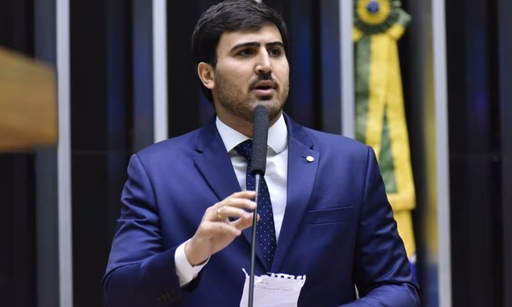 Flávio Dino acompanha Moraes em voto para tornar deputado Emanuelzinho réu por calúnia