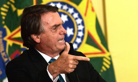 Moraes dá 24 horas para Bolsonaro explicar arma apreendida em blitz