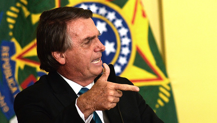 Moraes dá 24 horas para Bolsonaro explicar arma apreendida em blitz