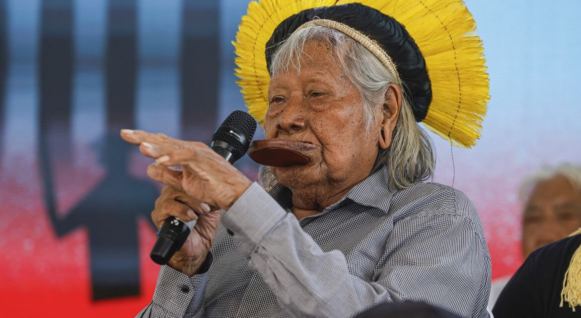 Cacique Raoni volta a ser internado em estado grave no Mato Grosso
