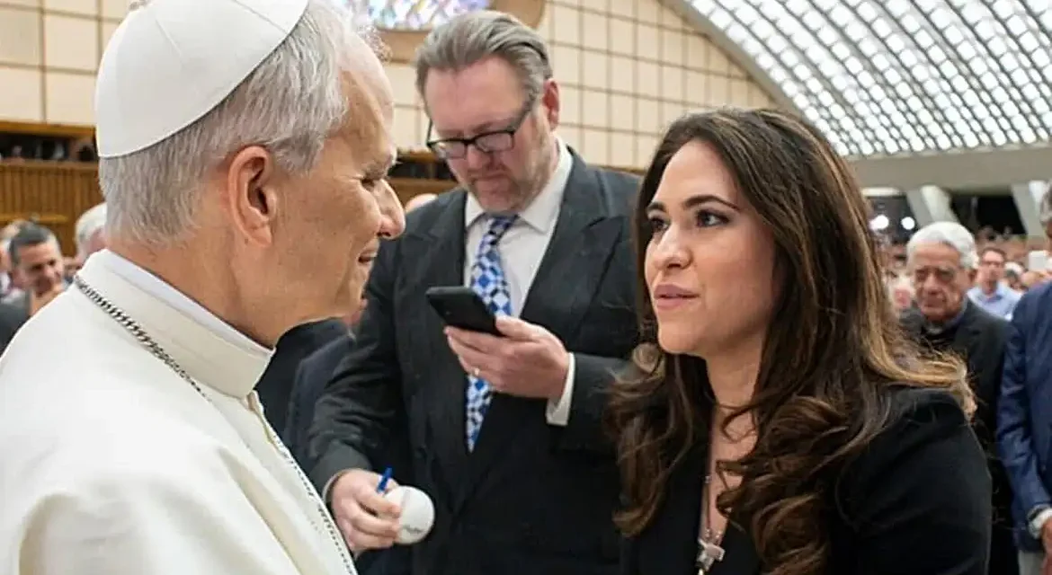 Papa nomeia primeira mulher para liderar comunicações do Vaticano