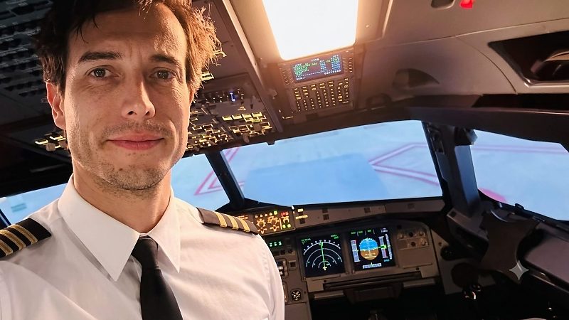 Instrutor abre porta de avião em pleno voo, se joga e deixa aluna sozinha na cabine