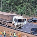 Batida frontal deixa dois mortos e interdita totalmente a BR-163